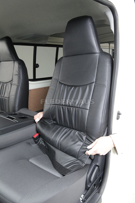 ハイエース バン 200系（DX 9人乗り 3列）のシートカバー取り付け　助手席背面